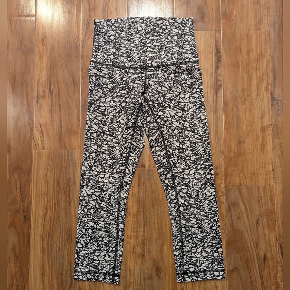 lululemon athletica Pants - Lululemon Wunder Under High Rise Cropped Legging Womens 4 White Black Marble EUC